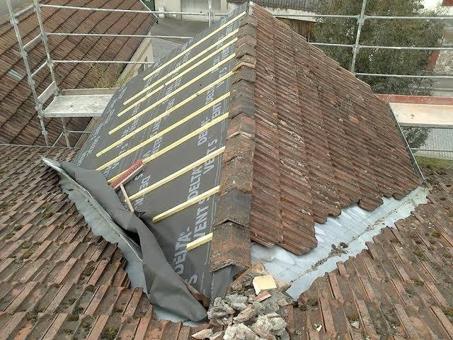 Réfection d'un versant en tuiles canal avec écran sous-toiture et noue en zinc