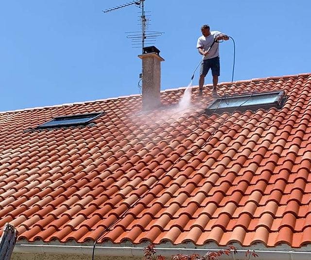 Nettoyage haute pression d'une toiture en tuiles